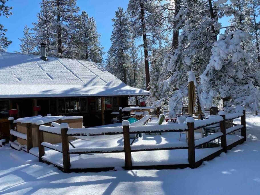 Beautiful Log Home Outside Of Sisters Exterior photo